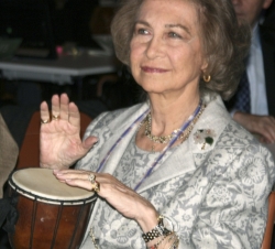 Doña Doña Sofia tocando un bongo en un concierto en el que participaron los asistentes a la Cumbre